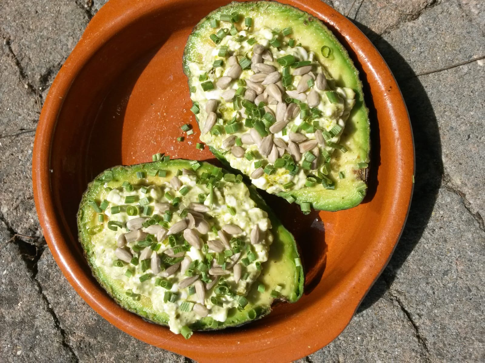 Recept Avocado met Hüttenkäse en pesto